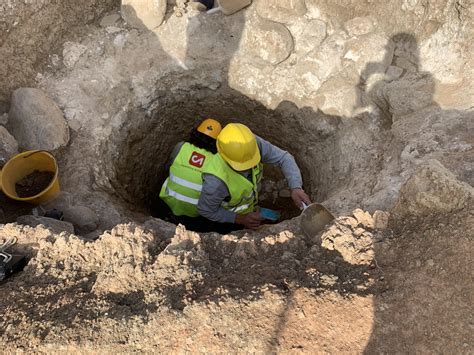 Scavo archeologico a Sant'Antioco con leoni in pietra reimpiegati
