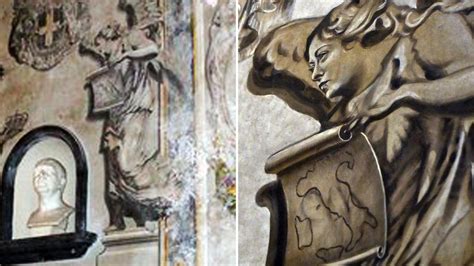 Foto di una chiesa con segnaletica di distanziamento e gel igienizzante all'ingresso