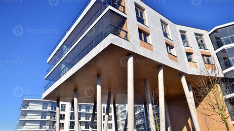 Foto di un edificio con più piani e facciata ben mantenuta