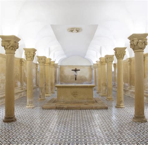 Interno della cripta della Cattedrale di Lecce con colonne e capitelli.