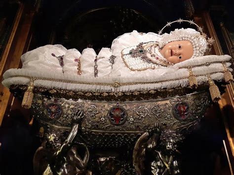 Statua della Maria Bambina avvolta in fasce