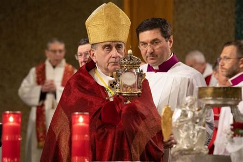 Foto dell'Arcivescovo Mario Delpini durante la processione eucaristica tra le vie del centro di Milano.