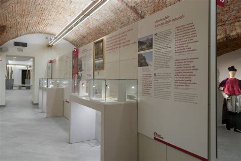 Interno del Museo Don Luigi Guanella con oggetti personali