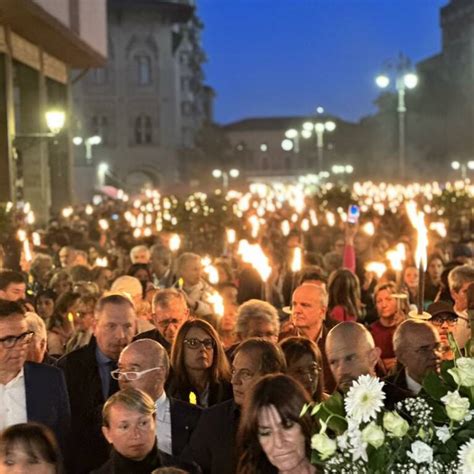Foto di pellegrini con candele durante la fiaccolata a Fátima