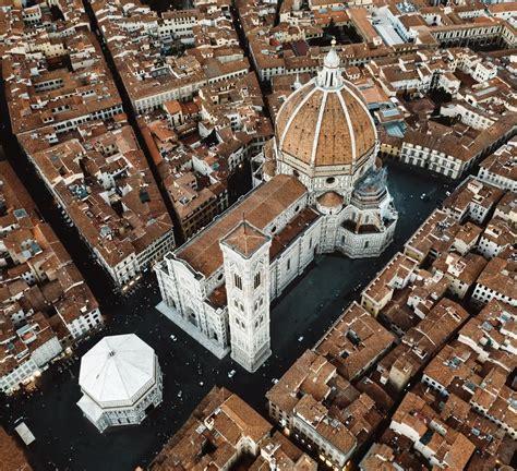 Foto aerea della Basilica di Santa Maria dei Servi con il suo ampio quadriportico