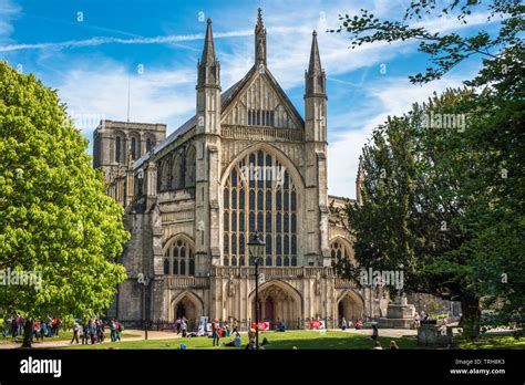 Veduta panoramica esterna della Cattedrale di Winchester con il suo parco circostante