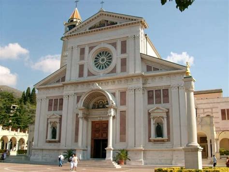 Fotografia del santuario di Arenzano, centro principale della devozione italiana al Bambin Gesù.