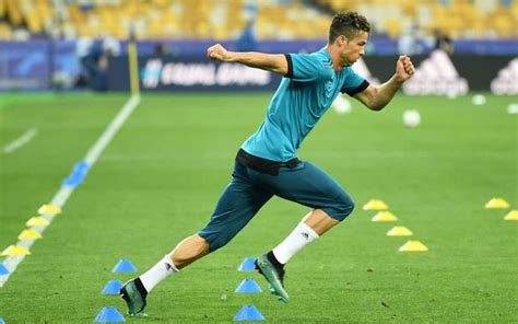 Eric Cirella mentre allena i giocatori durante un allenamento