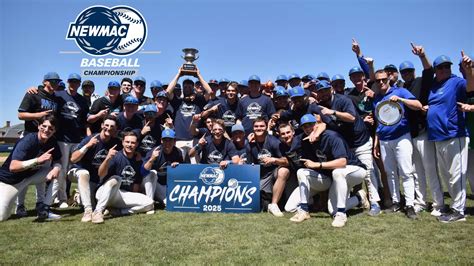 Foto della squadra di baseball di Salve Regina con gli allenatori