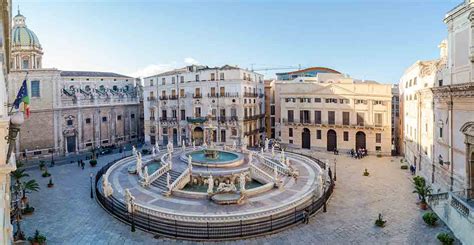 Foto di repertorio di una piazzetta nel centro storico di Palermo