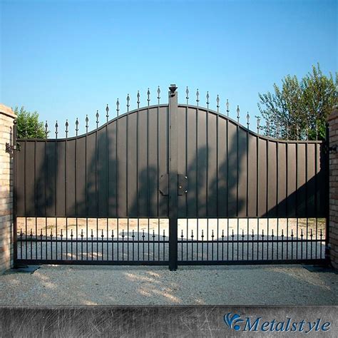 Cancello in ferro battuto del loggiato del Santuario