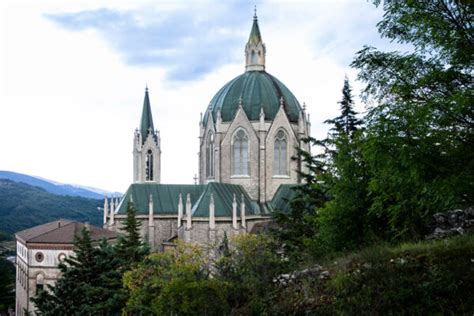 Vista panoramica del Santuario Maria Santissima di Carbonara immerso nella valle