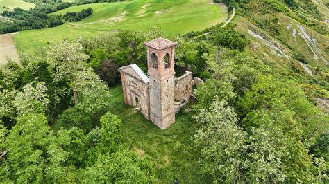 Veduta panoramica della Chiesa di Santa Maria Assunta di Velate e del paesaggio circostante