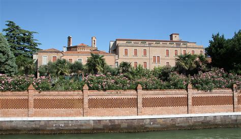 Veduta esterna del Monastero delle Figlie del Cuore di Gesù in Via dei Villini a Roma, con alberi e fronde che circondano l'austera architettura.