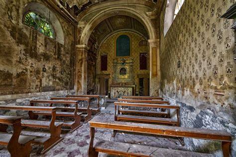 Illustrazione di una vecchia chiesa abbandonata sull'Appennino bolognese, con dettagli che suggeriscono mistero come incisioni su pietra o oggetti antichi.