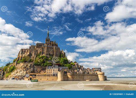 Panoramica del Mont Saint-Michel, con enfasi sulla sua architettura e la marea.