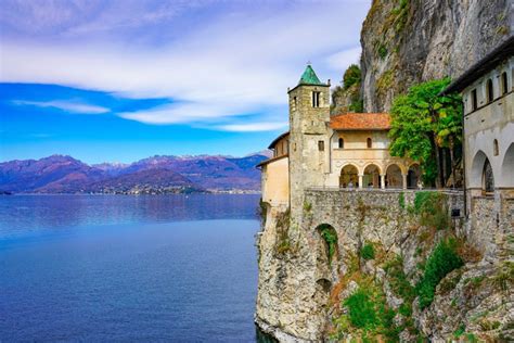 Foto panoramica dell'Eremo di Santa Caterina del Sasso affacciato sul Lago Maggiore