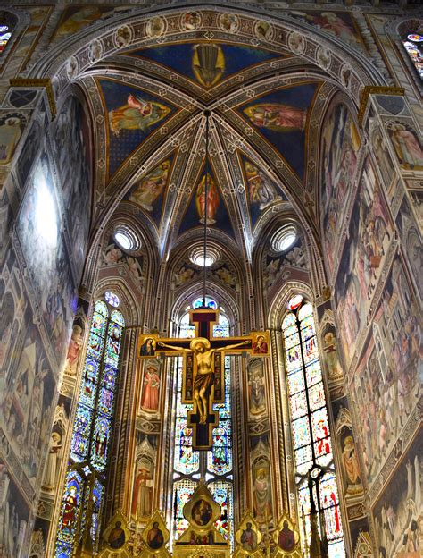 fotografia di una chiesa con una croce di legno e sudario bianco sull'altare maggiore, simbolo dei venerdì aliturgici