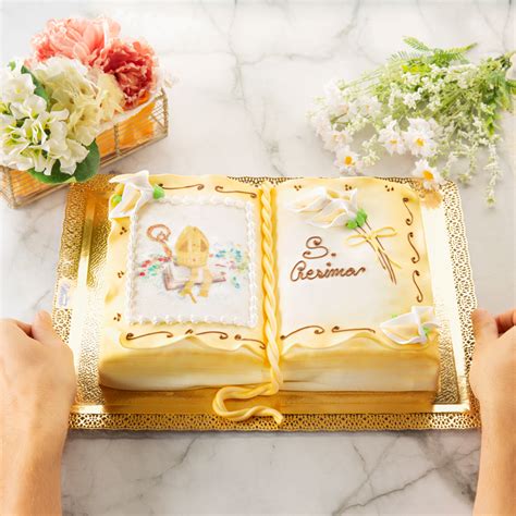 Torta della Cresima elegante con decorazioni a tema religioso