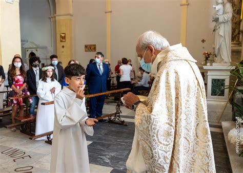 Fotografo professionista che scatta foto durante una cerimonia di Cresima in Chiesa