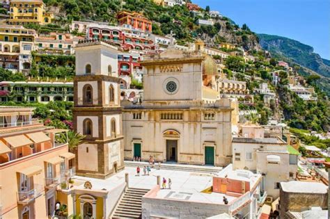 Veduta panoramica di Positano con la cupola maiolicata della Chiesa di Santa Maria Assunta in primo piano