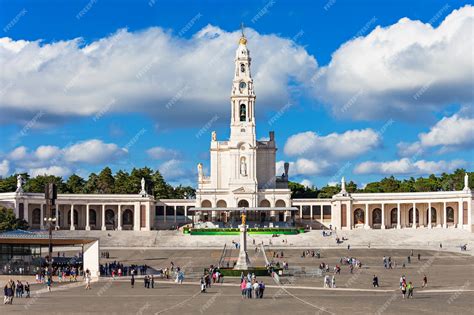 Veduta d'insieme del grande piazzale del Santuario di Fátima con la Basilica di Nostra Signora del Rosario