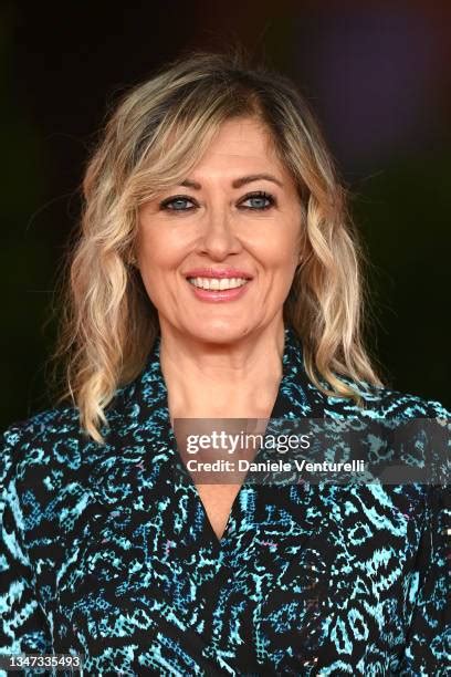 Ritratto fotografico di Rosaria Renna durante una sessione in studio radiofonico
