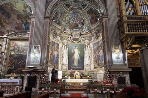 Immagine del reliquario di Santa Faustina nel santuario