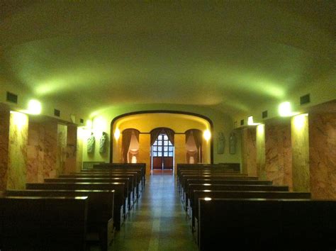 Veduta d'insieme dell'allestimento della mostra nella Basilica inferiore di Santa Rita da Cascia con i pannelli dorati.