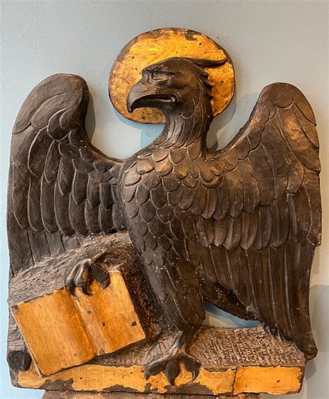 Iconografia classica di San Giovanni Evangelista, spesso rappresentato con l'aquila, simbolo di elevazione spirituale e visione teologica profonda.