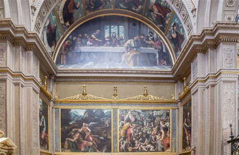 Dettaglio della disposizione interna degli altari e delle opere pittoriche