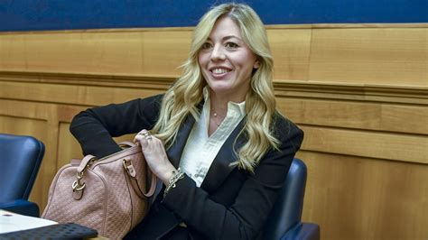 Ritratto fotografico di Maria Rosaria Boccia in un contesto istituzionale o pubblico