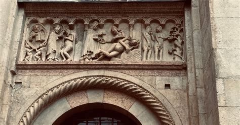 statue di Adamo ed Eva sul portale centrale del Duomo