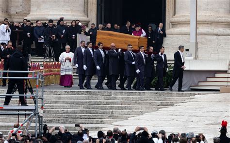 Funerale di Papa Francesco con la partecipazione dei fedeli
