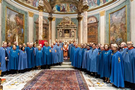 Fotografia di repertorio rappresentante una cerimonia di investitura cavalleresca in un contesto di cooperazione tra enti