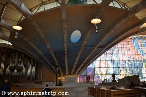 Vista aerea della Chiesa di San Padre Pio a San Giovanni Rotondo, che evidenzia la forma a conchiglia e l'integrazione con il paesaggio circostante.