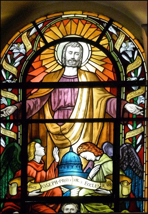 Dettaglio della vetrata della Chiesa di San Padre Pio, con elementi che rappresentano l'Apocalisse di San Giovanni.