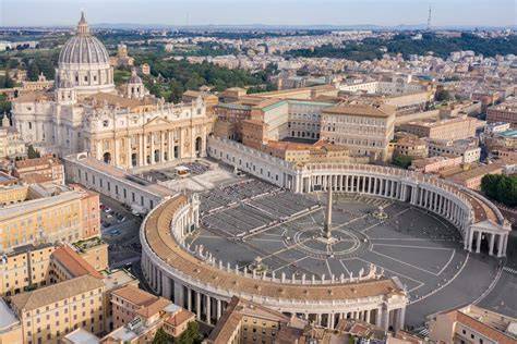 Fotografia panoramica di Piazza San Pietro gremita dai soci dell'Azione Cattolica durante l'incontro con Papa Francesco.