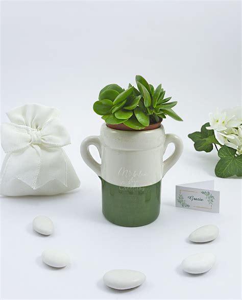 Un'immagine ambientata della bomboniera con vasetto in vetro, sabbia color avana e una piantina grassa succulenta, ideale per una tavola da cerimonia