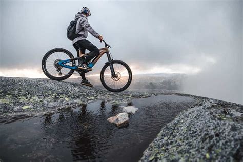 Mountain bike colorata in azione su un sentiero