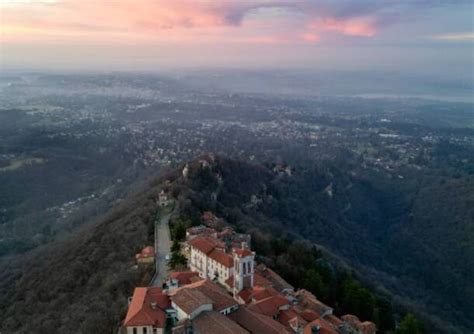 Veduta panoramica del borgo storico del Sacro Monte di Varese con il suo Santuario