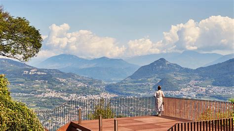 Dettaglio della terrazza panoramica di una storica location al Sacro Monte