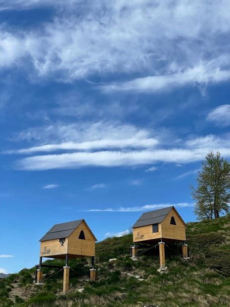 Foto esterna del Rifugio Santa Rita con le caratteristiche StarsBox in legno