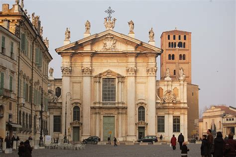 Veduta d'insieme della facciata barocca del Duomo di Mantova su Piazza Sordello