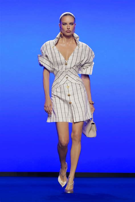 Modella con collana a croce su passerella di alta moda
