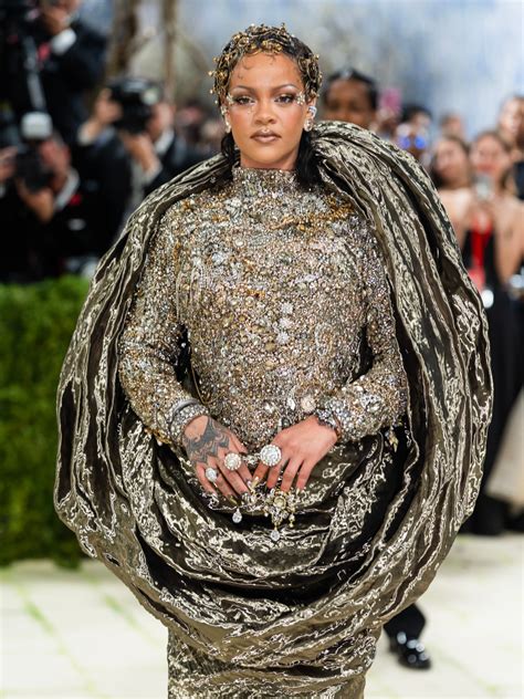 Celebrità sul red carpet del Met Gala 2018 con gioielli a croce