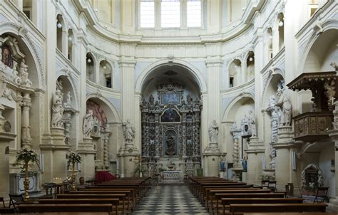 Dettaglio degli interni della chiesa con le decorazioni artistiche e gli altari seicenteschi.