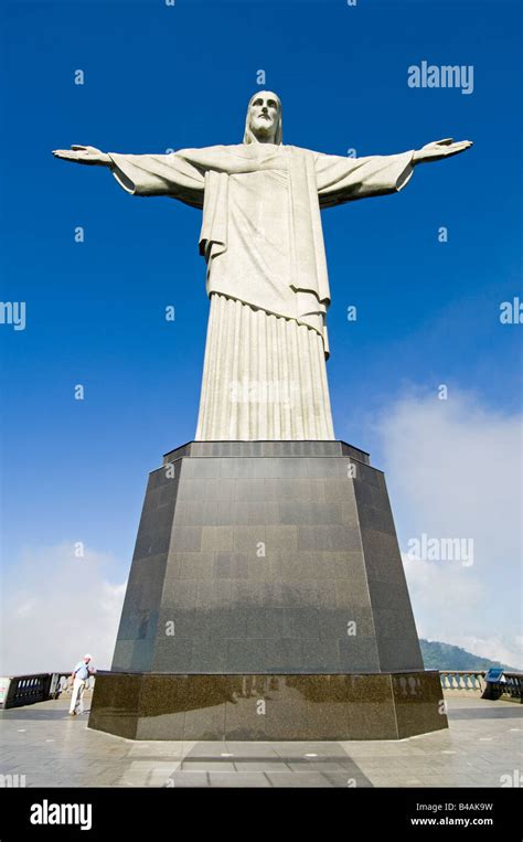 Foto della statua del Cristo Redentore a Revigliasco con vista sulla valle