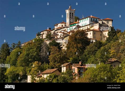 Foto panoramica del Santuario di Santa Maria del Monte con vista sulla valle.