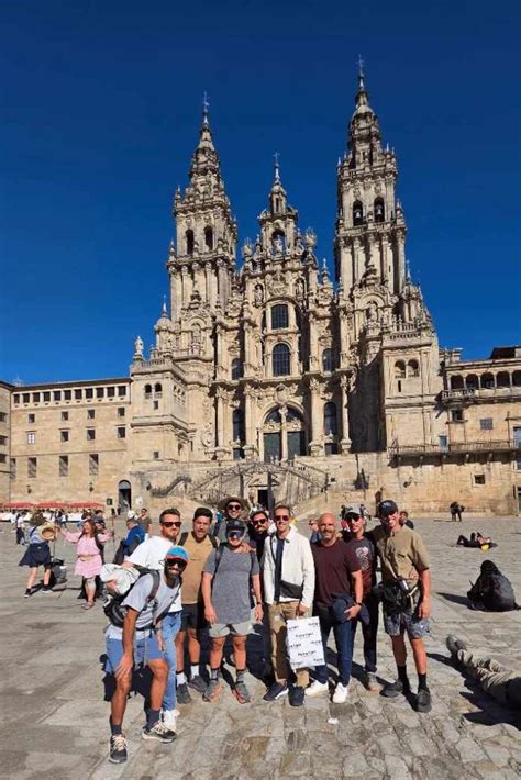 Pellegrini sul Cammino di Santiago con la cattedrale di Burgos sullo sfondo